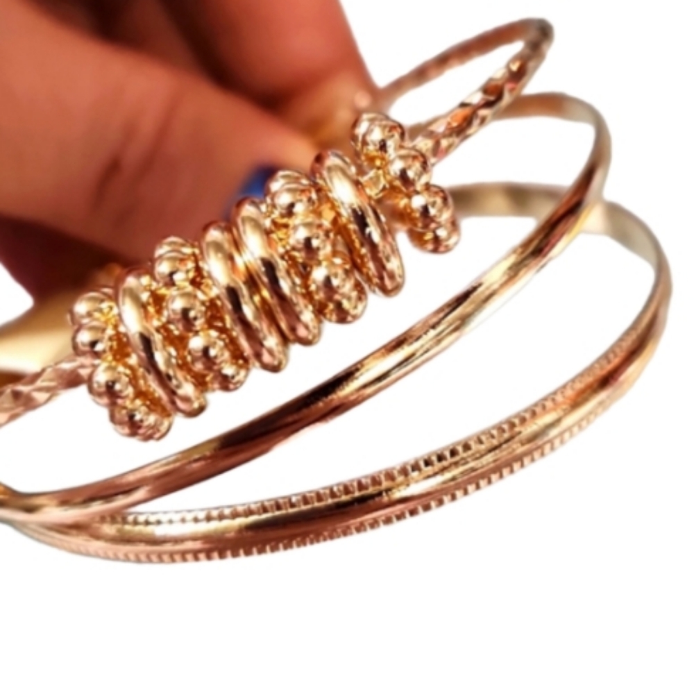 Bangle set goldtoned new